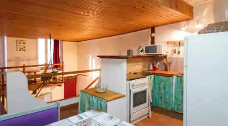 Studio vintage 50 m² avec entrée privée à Belgentier : photo 1