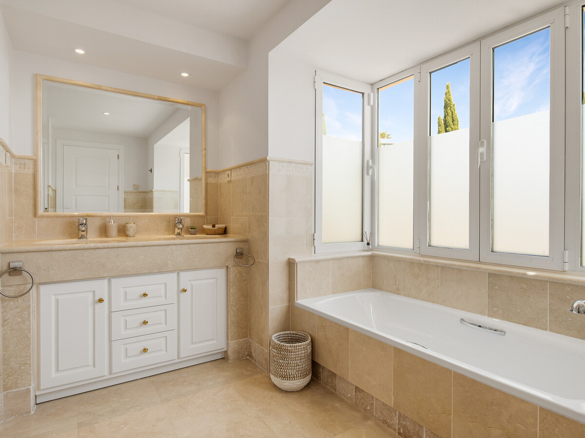 Villa Los Monteros – 4 chambres, piscine et vues méditerranée - Photo 36