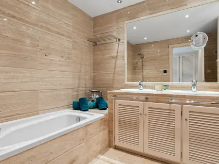 Appartement 160 m² avec terrasse, piscine et jardin : photo 25