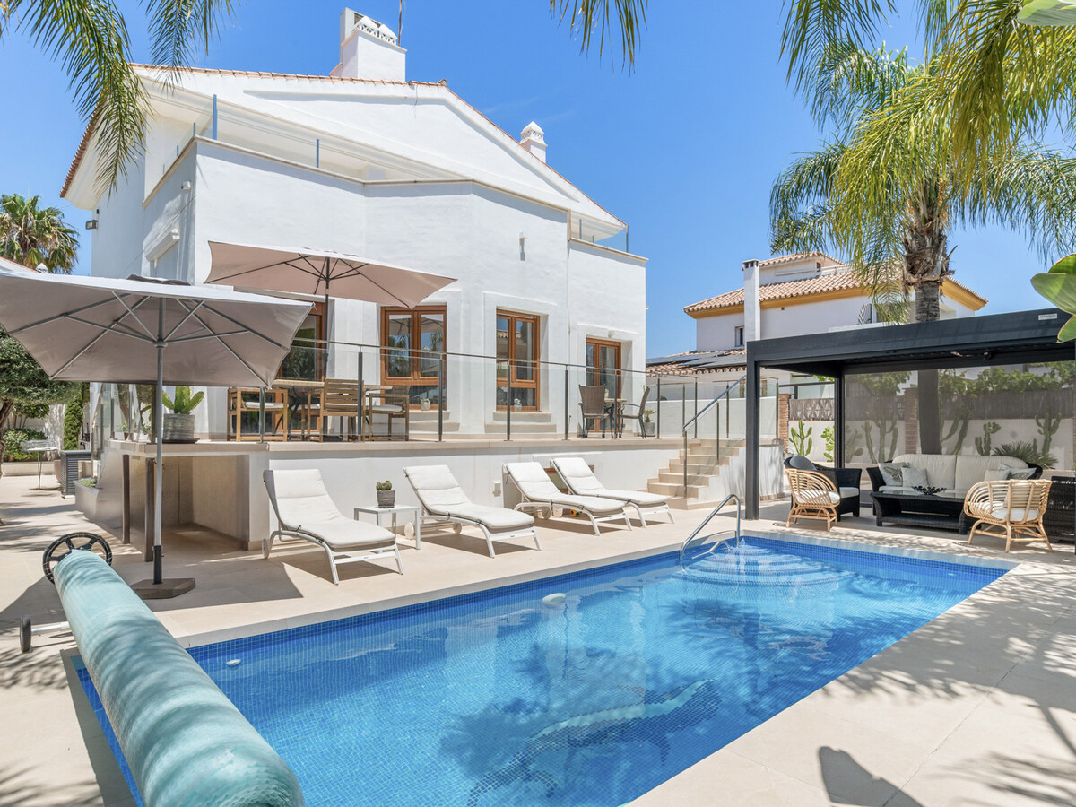 Villa Angeles – 4 chambres, piscine privée à 2 min de plage - Photo 1