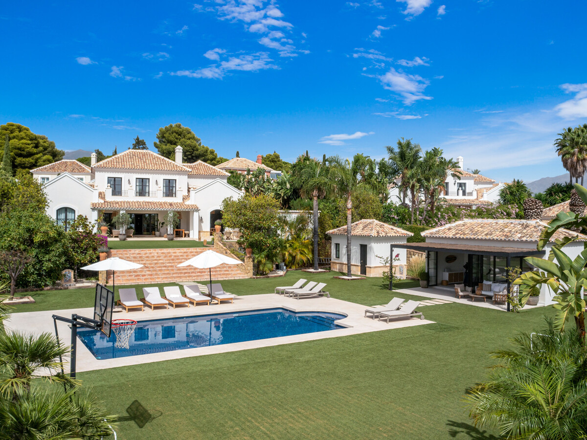 Villa Paraiso Estepona : 5 chambres, piscine & terrain double - Photo 1