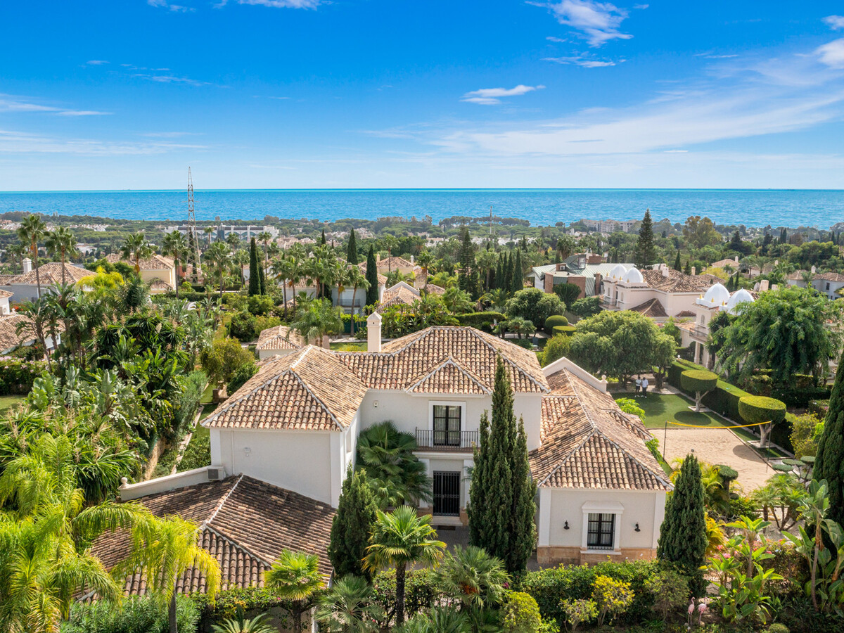 Villa Paraiso Estepona : 5 chambres, piscine & terrain double - Photo 3