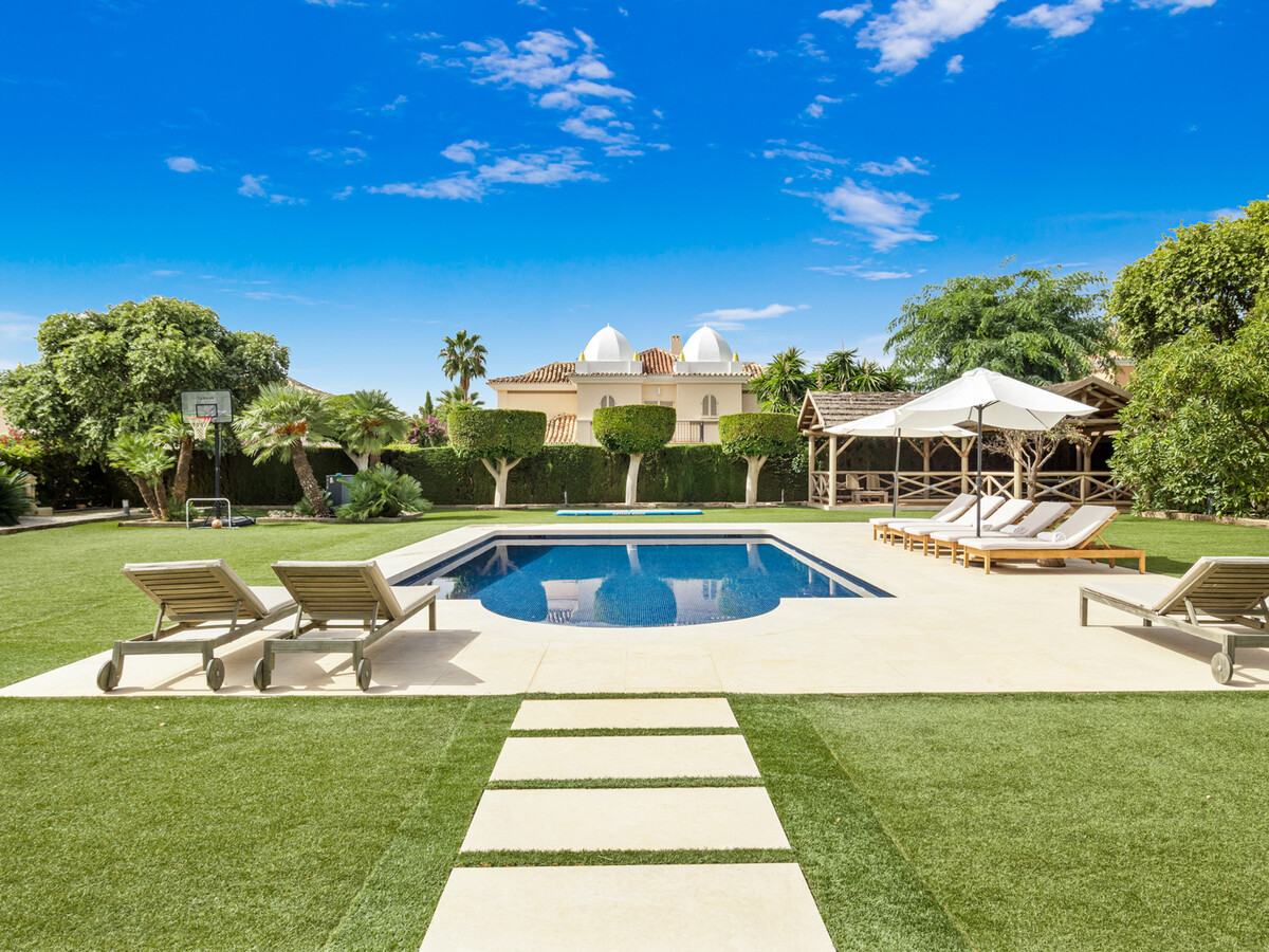 Villa Paraiso Estepona : 5 chambres, piscine & terrain double - Photo 4