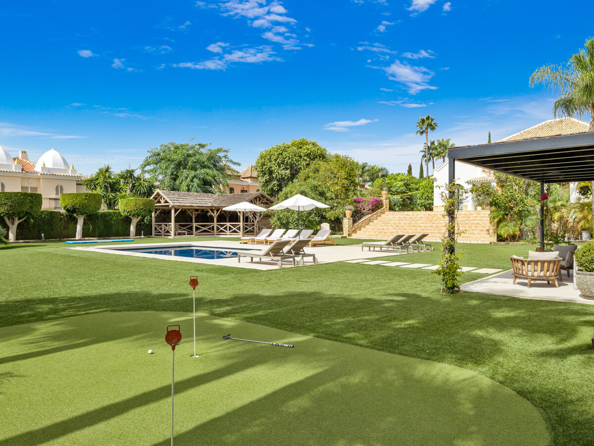 Villa Paraiso Estepona : 5 chambres, piscine & terrain double - Photo 7