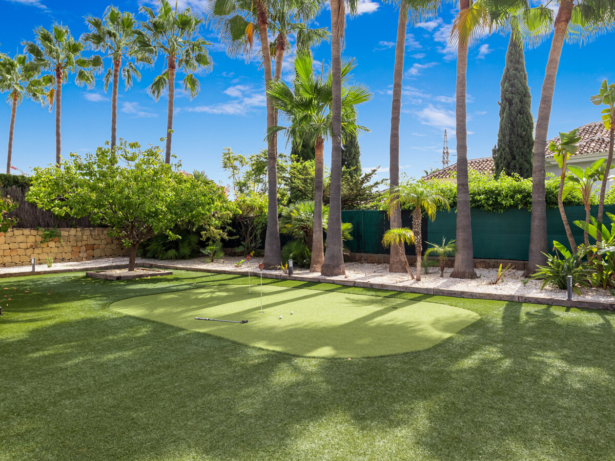 Villa Paraiso Estepona : 5 chambres, piscine & terrain double - Photo 9