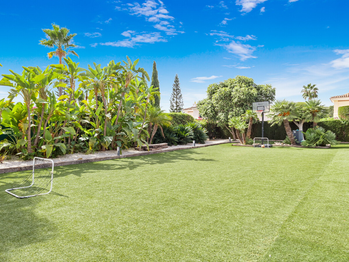 Villa Paraiso Estepona : 5 chambres, piscine & terrain double - Photo 10