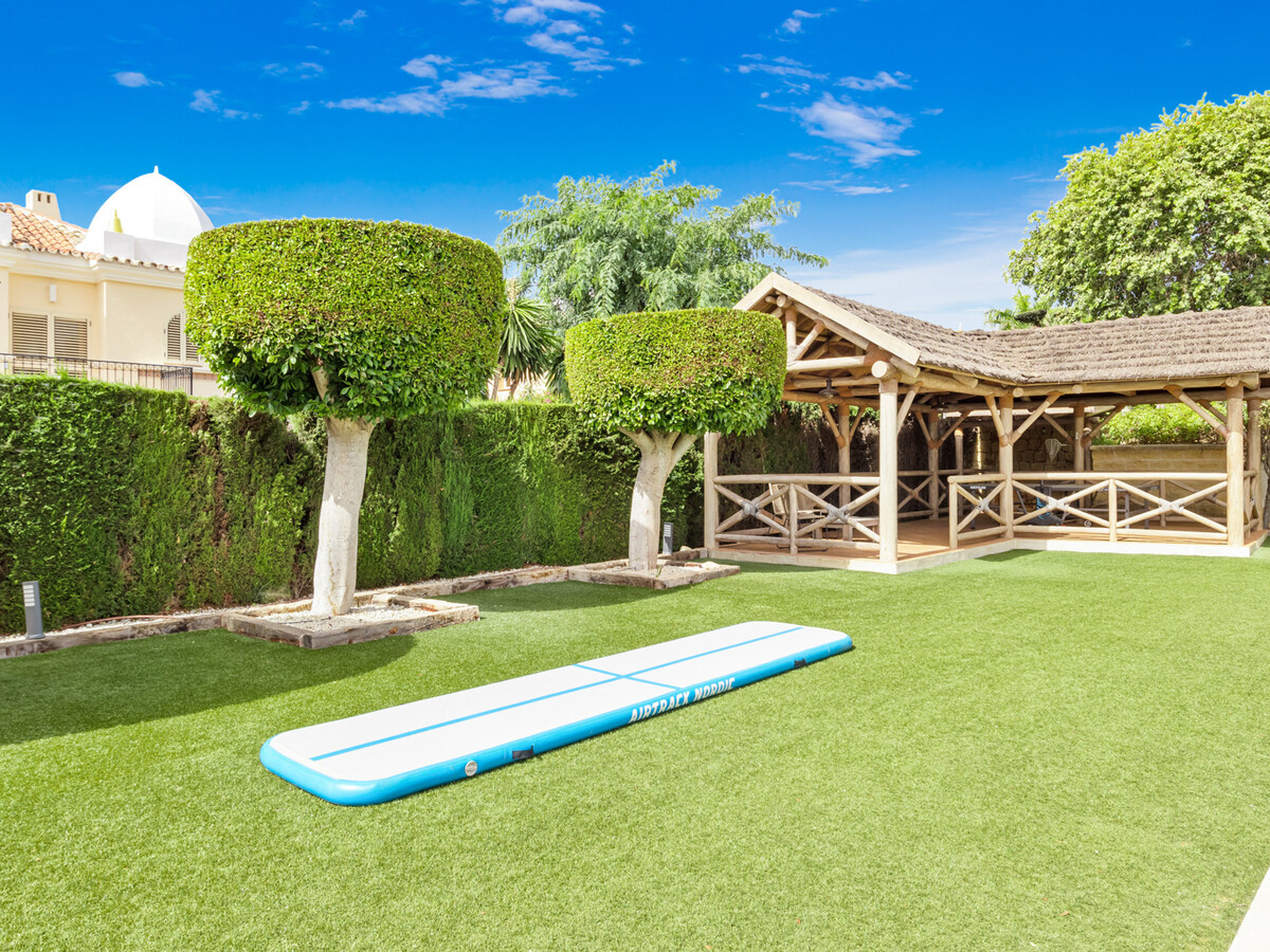 Villa Paraiso Estepona : 5 chambres, piscine & terrain double - Photo 11