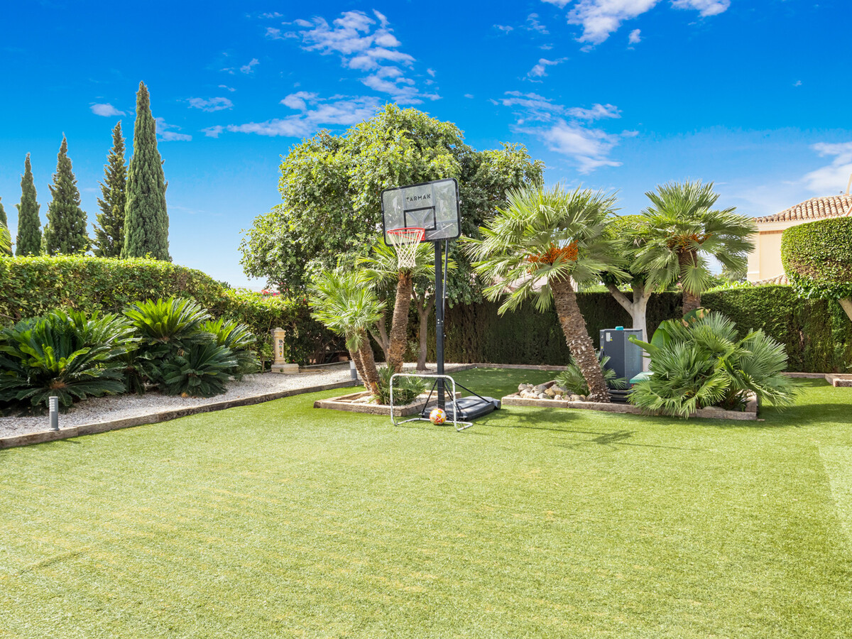 Villa Paraiso Estepona : 5 chambres, piscine & terrain double - Photo 13