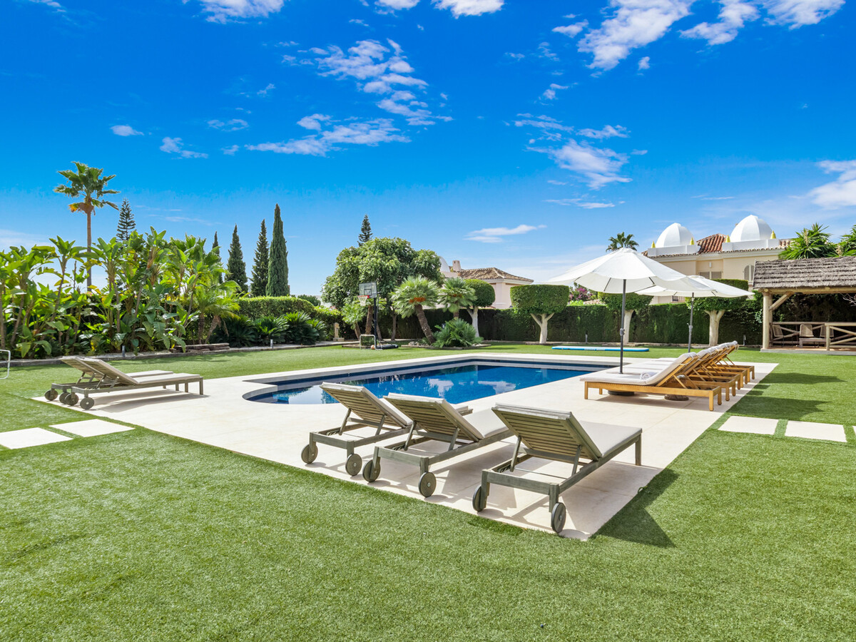 Villa Paraiso Estepona : 5 chambres, piscine & terrain double - Photo 17