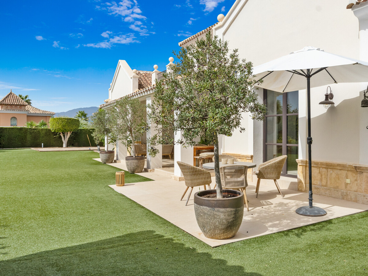 Villa Paraiso Estepona : 5 chambres, piscine & terrain double - Photo 20