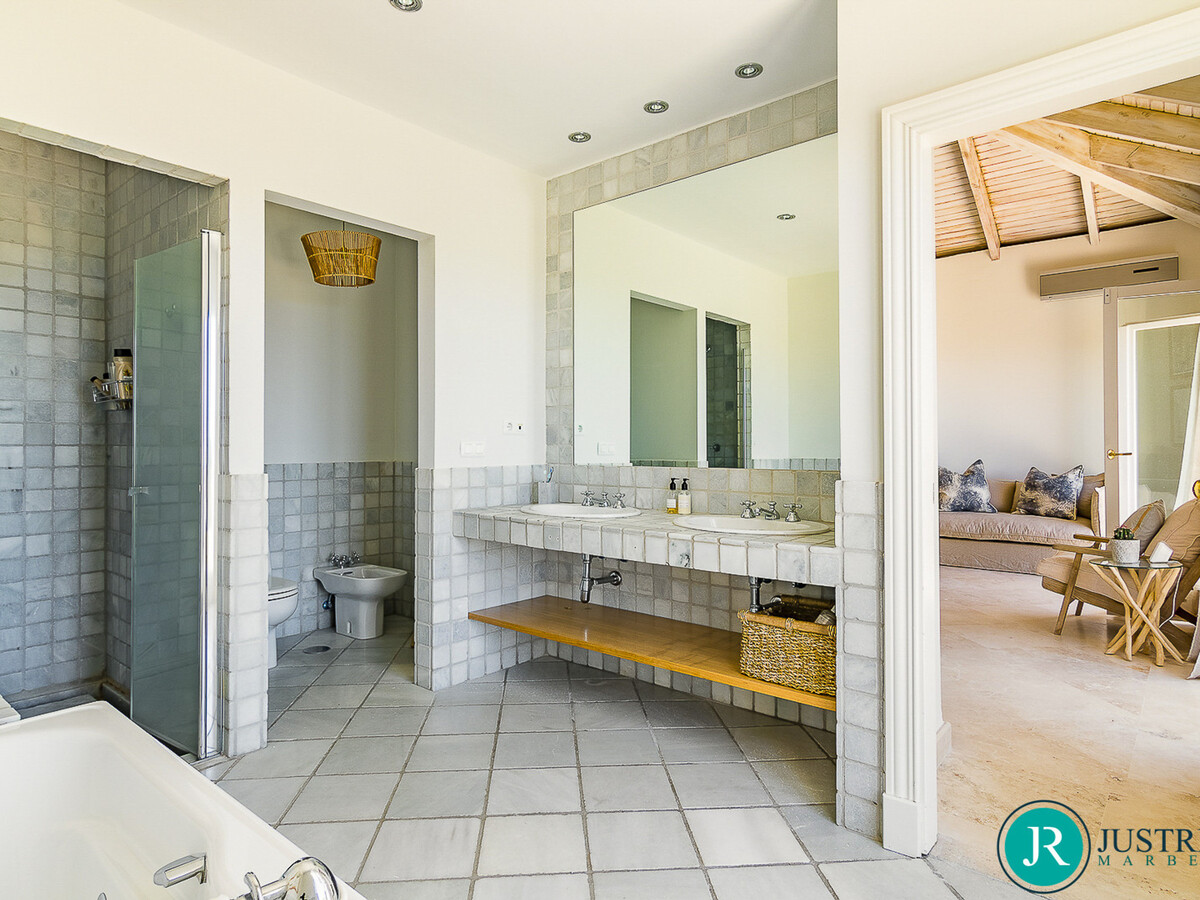 Villa Paraiso Estepona : 5 chambres, piscine & terrain double - Photo 34
