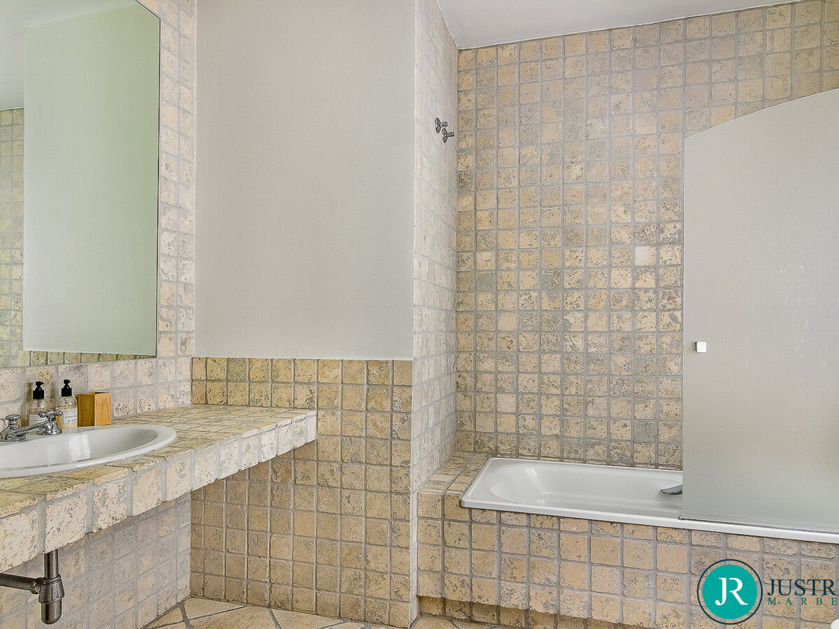 Villa Paraiso Estepona : 5 chambres, piscine & terrain double - Photo 36