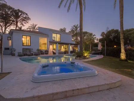 Villa minimaliste 5 chambres avec piscine à Marbella