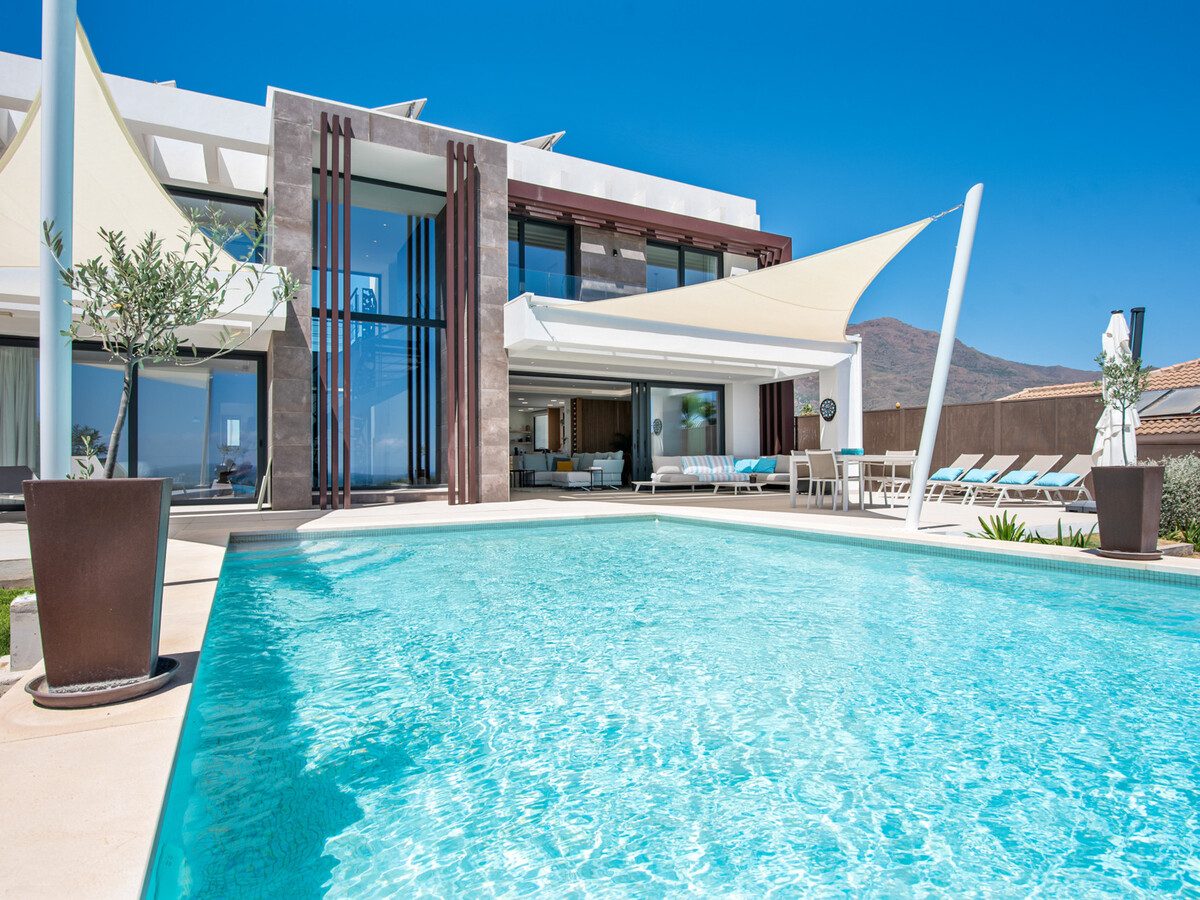 Villa Calma : 4 chambres, piscine et vue lac à Estepona - Photo 1
