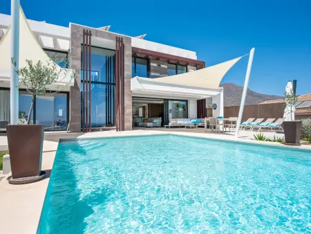 Villa Calma : 4 chambres, piscine et vue lac à Estepona