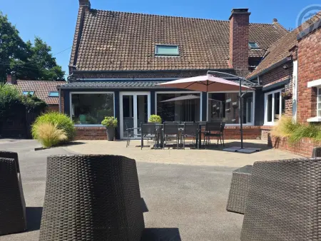 Location gite à BRUILLE LEZ MARCHIENNES, Gîte avec parking privé et spa - 11 pers.