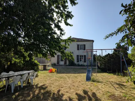 Gîte familial 17ème siècle, 12 pers., terrain de jeux : photo 4