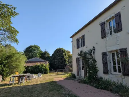 Gîte familial 17ème siècle, 12 pers., terrain de jeux : photo 7