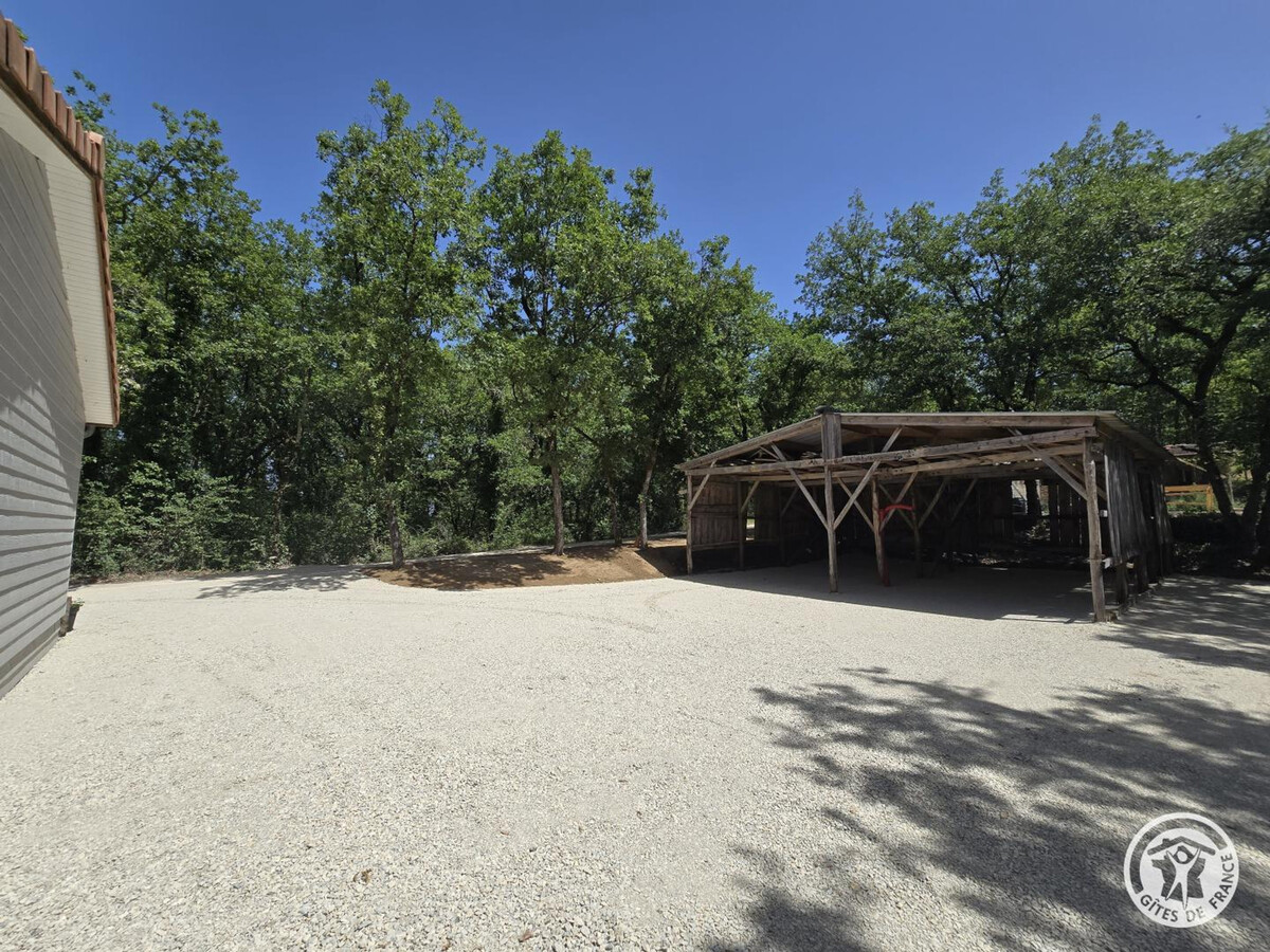 Chalet en bois Montignac-Lascaux, terrasse et carport - Photo 13