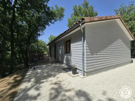 Chalet en bois Montignac-Lascaux, terrasse et carport
