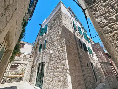 Dalmatica, maison 4 étages à 100 m de la mer