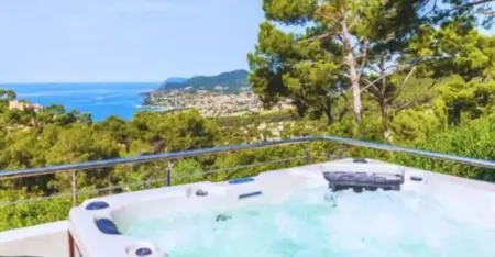 Location appartement à Carqueiranne, Rez-de-villa de 150 m2 privé dans un domaine clos privé de 3500 m2.