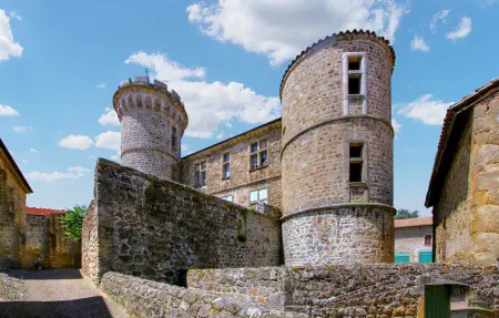 Maison dans la tour historique du château à Pélussin