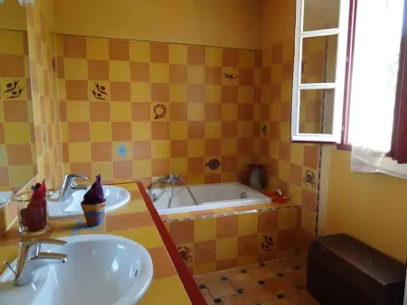 Villa avec piscine privée chauffée à Beauvoisin, 2 chambres : photo 13