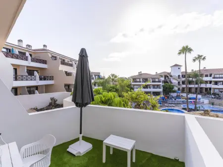 Appartement 1 chambre, terrasse vue montagne et piscine : photo 4