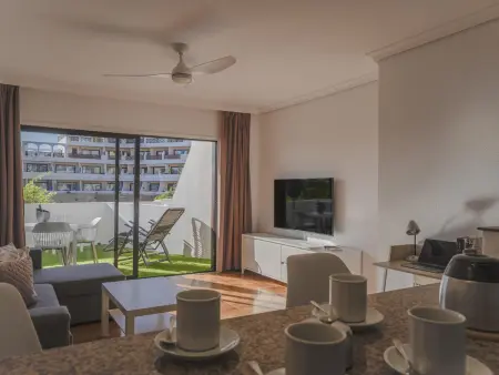 Appartement 1 chambre, terrasse vue montagne et piscine : photo 14