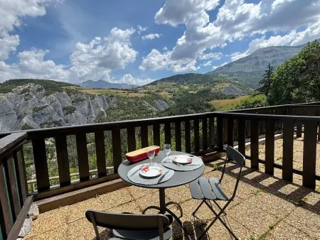 Studio 4 pers. Enchastrayes : terrasse vue montagne : photo 2