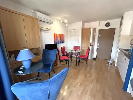 Studio cabine climatisé avec loggia et parking privé : photo 11