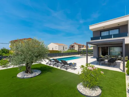 Villa Angelus, maison moderne avec piscine privée à Novigrad : photo 1