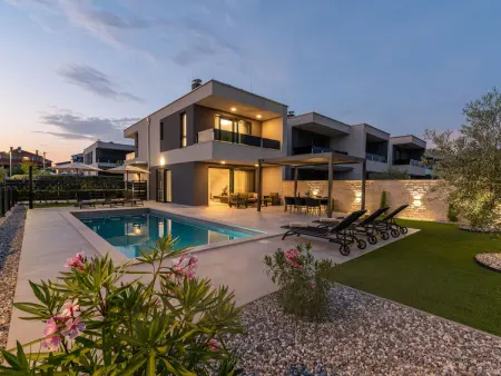 Villa Angelus, maison moderne avec piscine privée à Novigrad : photo 2