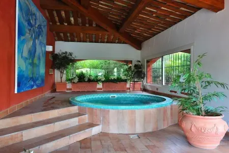 Villa La Colle Belle à Carros, piscine et spa : photo 10