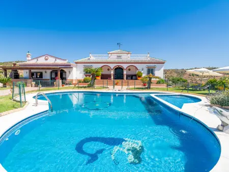 Location gite à Guaro, Maison rurale, piscine, animaux admis - 10 pers.
