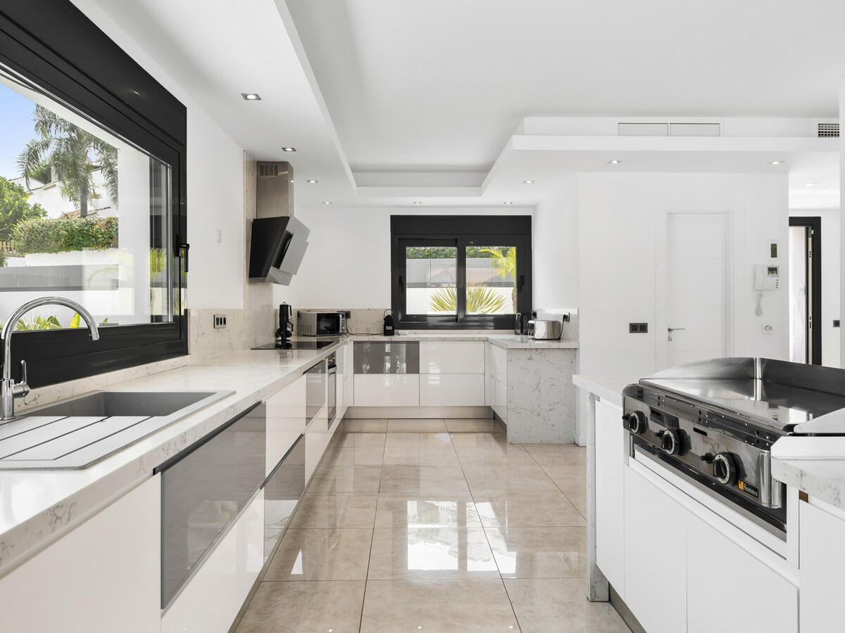 Villa Santi, 5 chambres avec piscine chauffée à Marbella - Photo 13