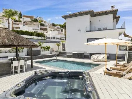 Villa Santi, 5 chambres avec piscine chauffée à Marbella
