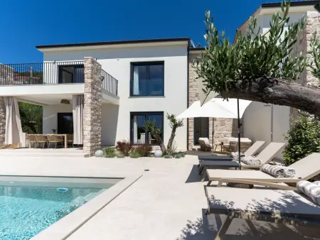 Villa Orkula à Rab : piscine chauffée et vue mer : photo 1
