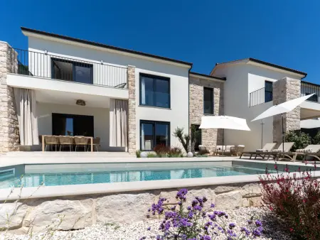 Villa Orkula à Rab : piscine chauffée et vue mer : photo 2