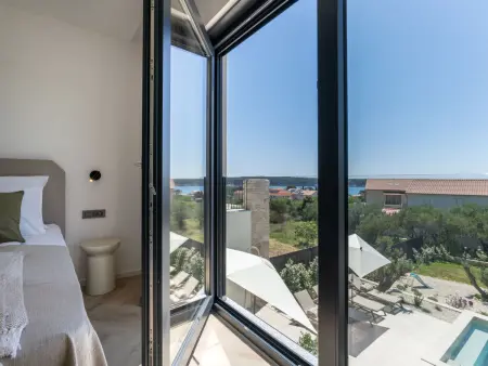 Villa Orkula à Rab : piscine chauffée et vue mer : photo 8