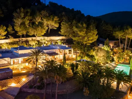 Location villa à Cala Tarida, Villa de luxe à Ibiza: Sérénité et Bien-être dans un Jardin Enchanteur