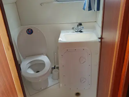 Bateau amarré à quai à Cognac - 3 cabines pour 9 personnes : photo 10