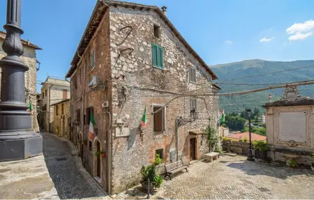 Maison de pierre aux monts Lépins avec vue montagne : photo 1
