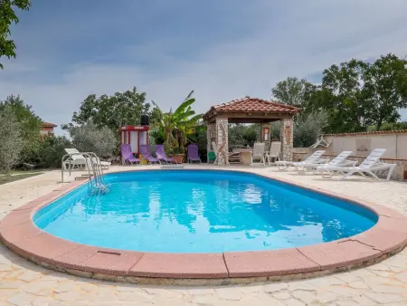 Maison Nina à Pula : piscine et terrasse couverte : photo 2