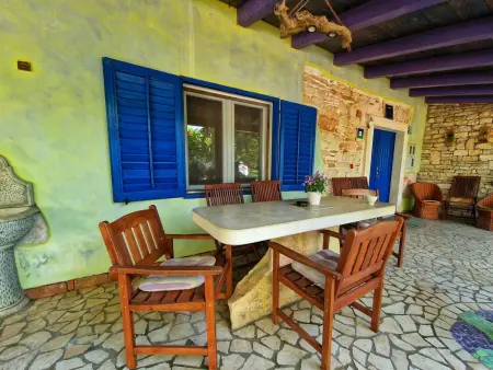 Maison Nina à Pula : piscine et terrasse couverte : photo 7