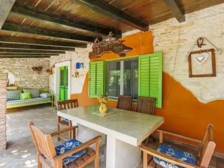 Maison Helena à Pula : terrasse et piscine commune : photo 3