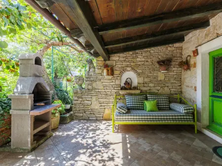 Maison Helena à Pula : terrasse et piscine commune : photo 4