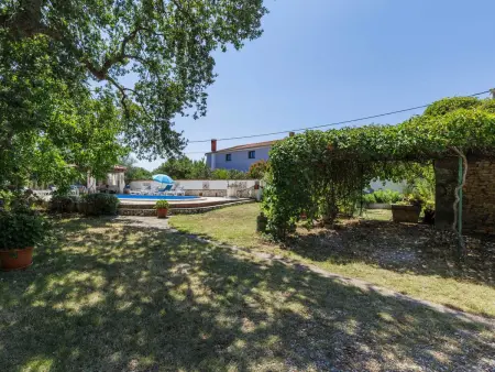 Maison Helena à Pula : terrasse et piscine commune : photo 8