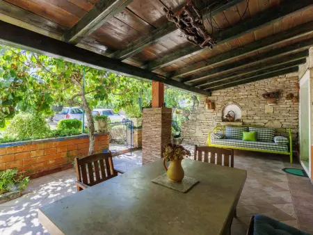 Maison Helena à Pula : terrasse et piscine commune : photo 9